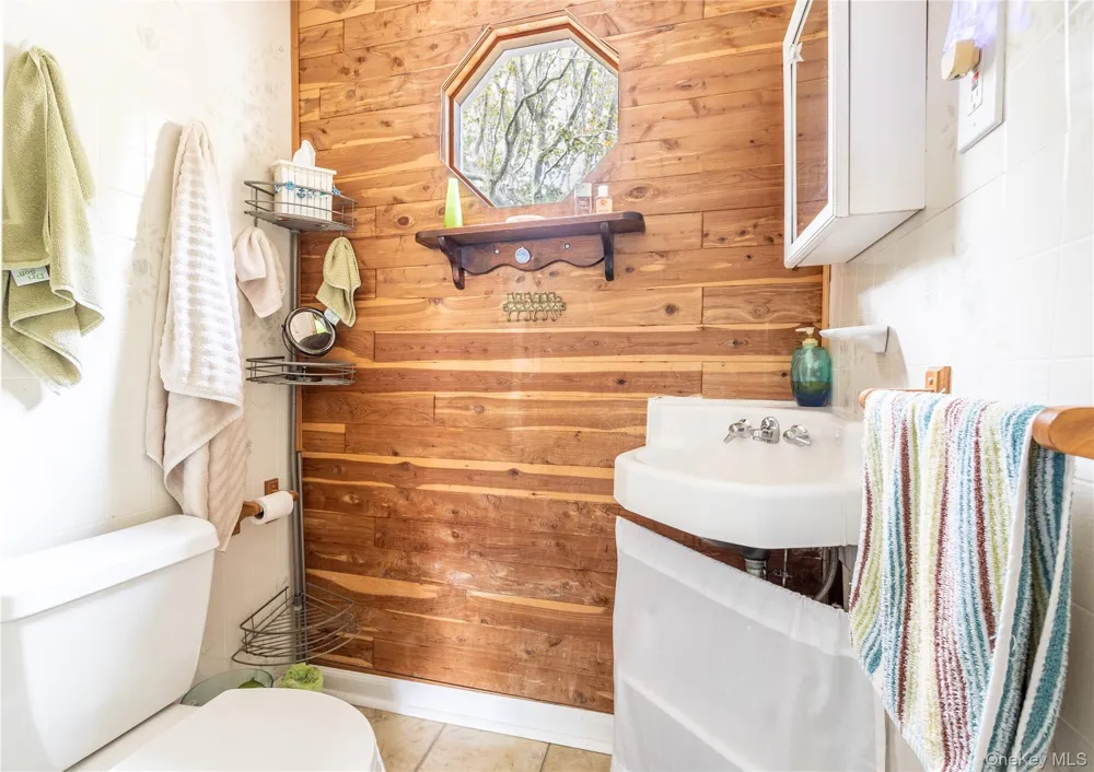 10 Acorn Path Baiting Hollow, NY 11933