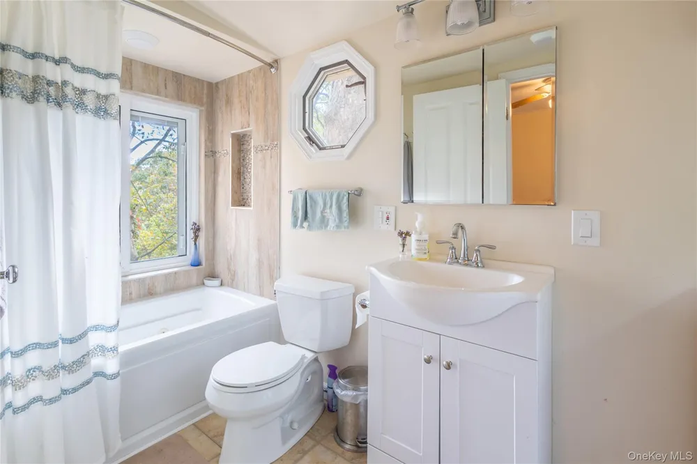10 Acorn Path Baiting Hollow, NY 11933