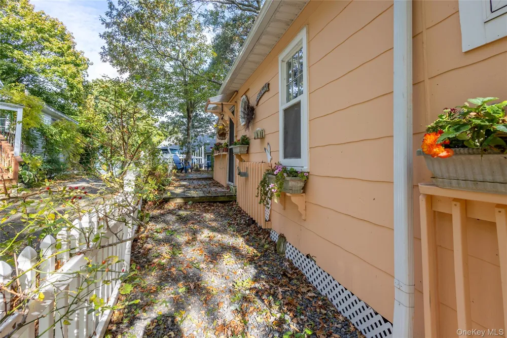 10 Acorn Path Baiting Hollow, NY 11933