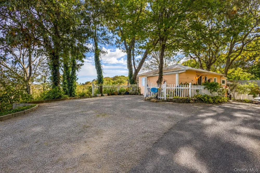 10 Acorn Path Baiting Hollow, NY 11933