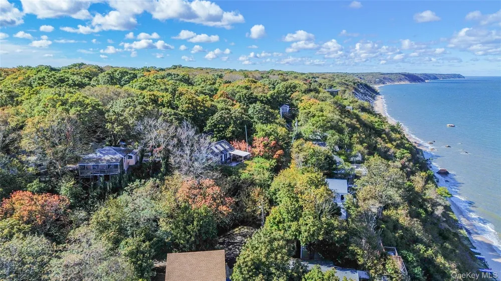 10 Acorn Path Baiting Hollow, NY 11933