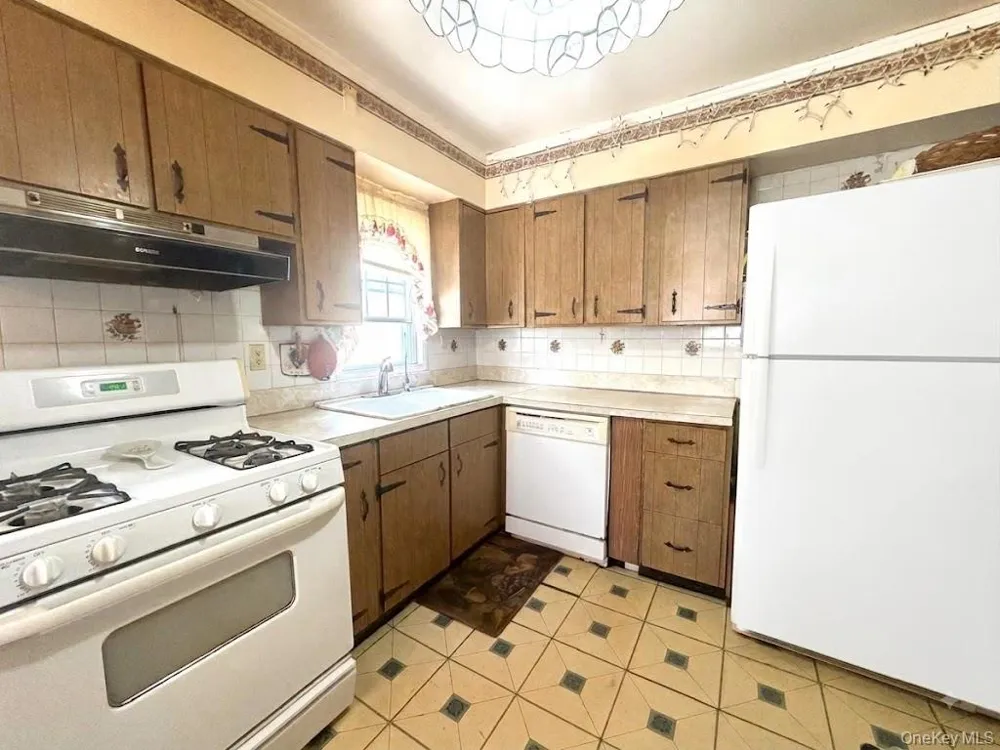 1112 McKenna Place Uniondale, NY 11553