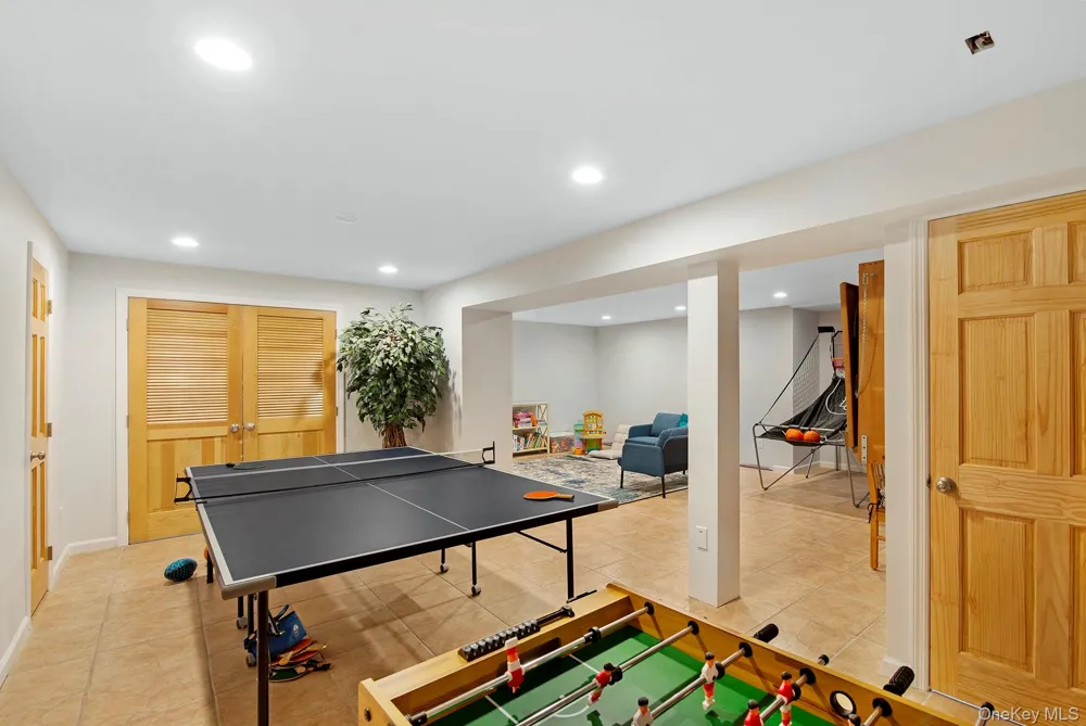 10 7th Street East Hampton, NY 11937