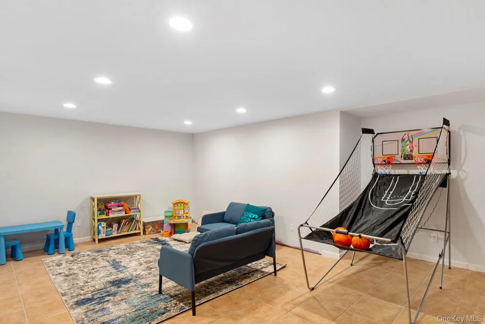 10 7th Street East Hampton, NY 11937