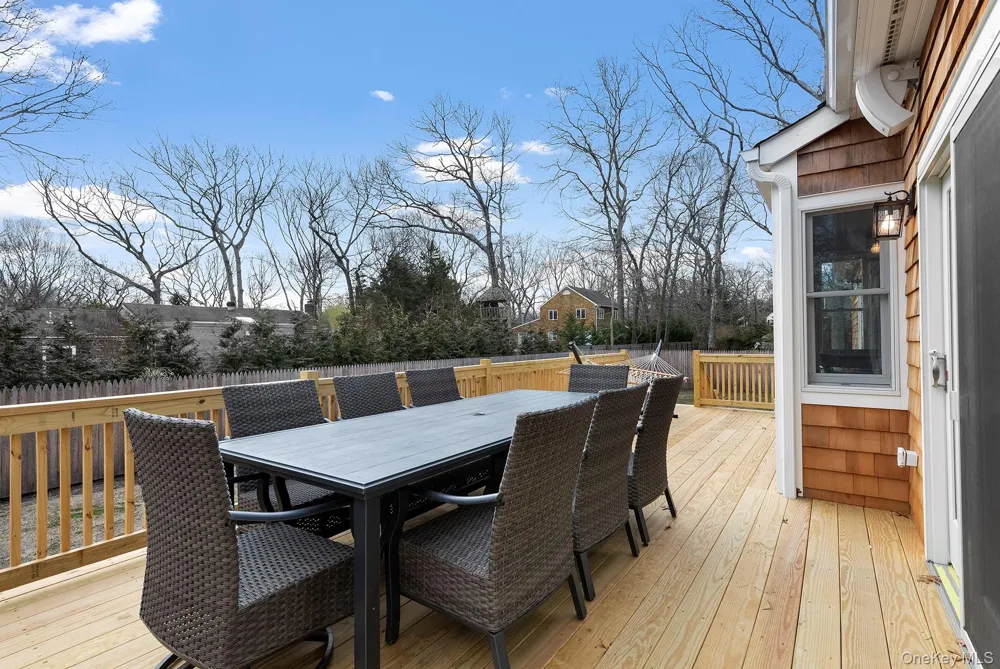 10 7th Street East Hampton, NY 11937
