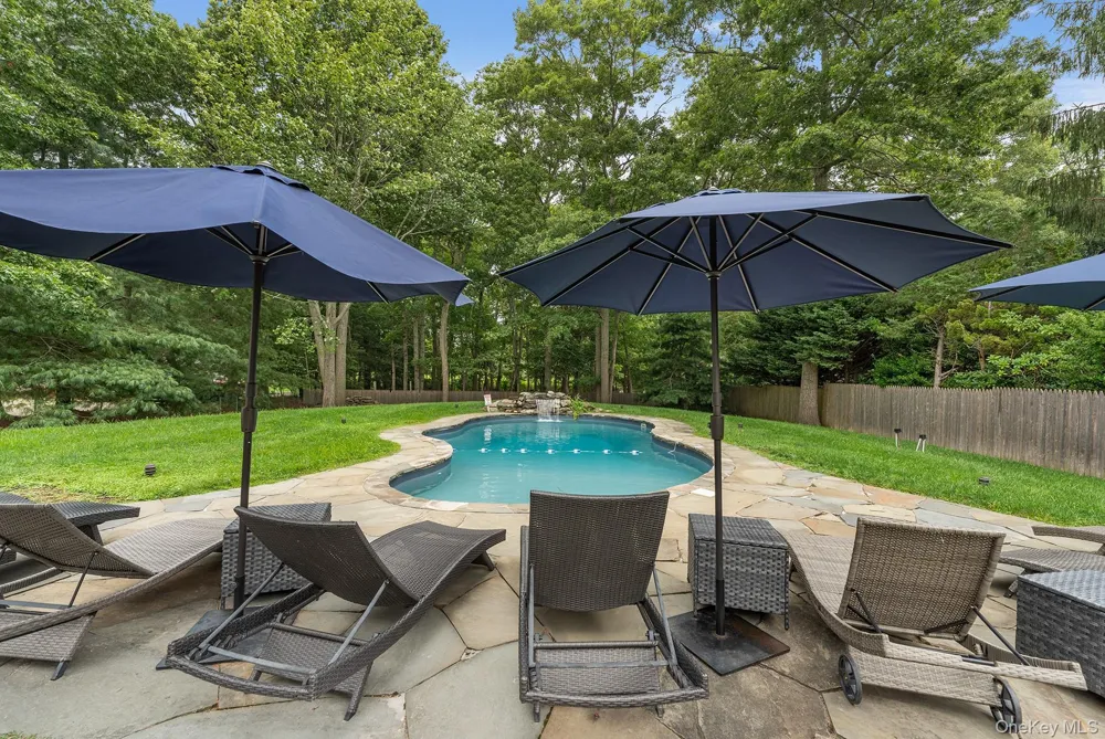 10 7th Street East Hampton, NY 11937