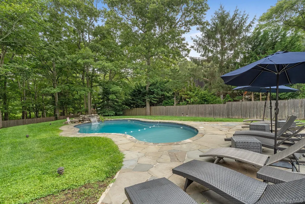 10 7th Street East Hampton, NY 11937