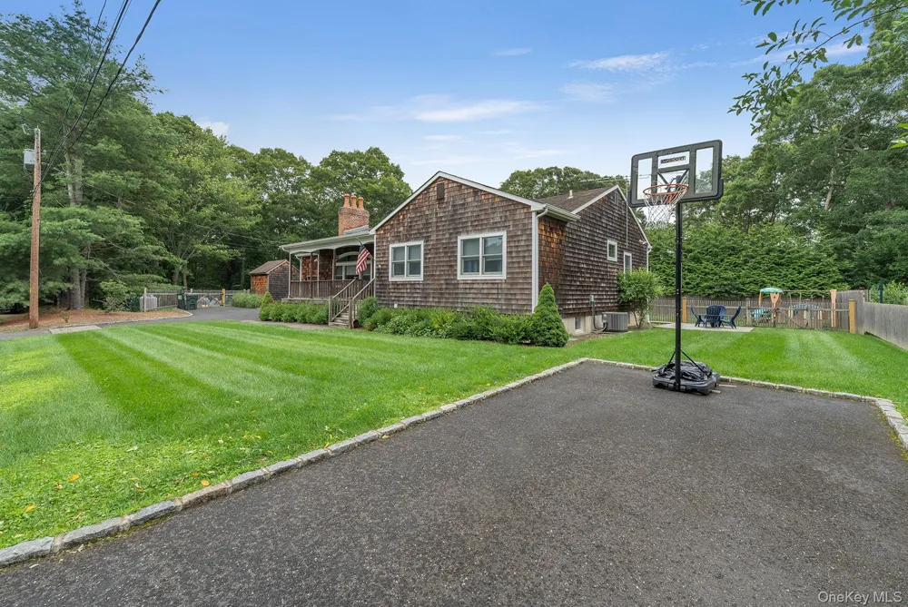 10 7th Street East Hampton, NY 11937