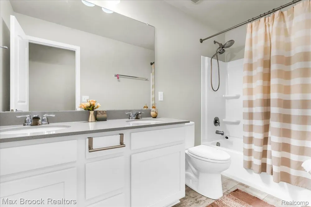 8401 Sharon Drive White Lake Charter Township, MI 48386
