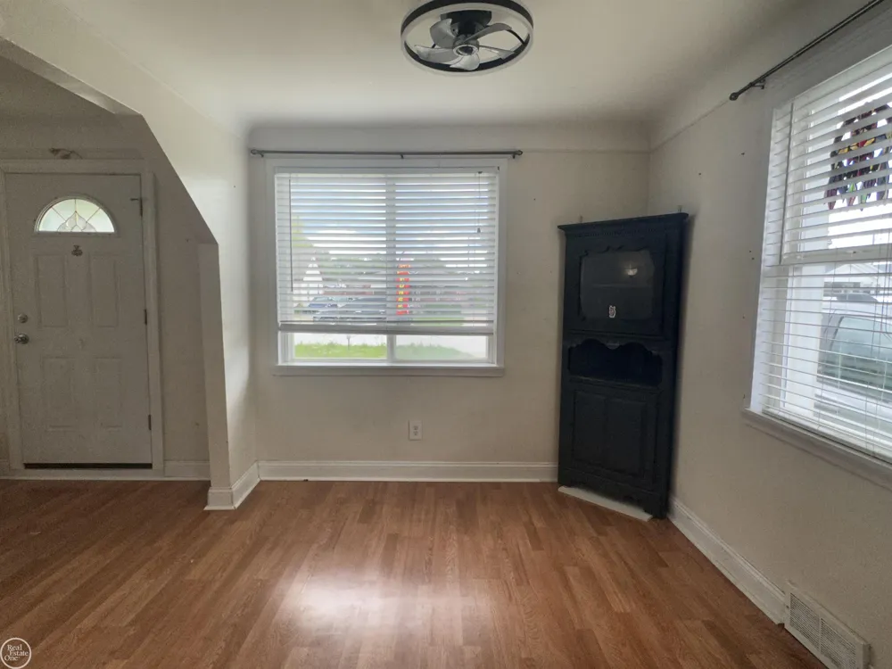 25143 Lawn Street Roseville City, MI 48066