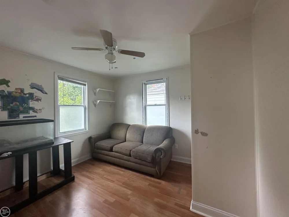 25143 Lawn Street Roseville City, MI 48066