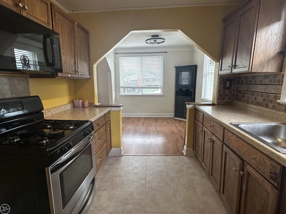 25143 Lawn Street Roseville City, MI 48066