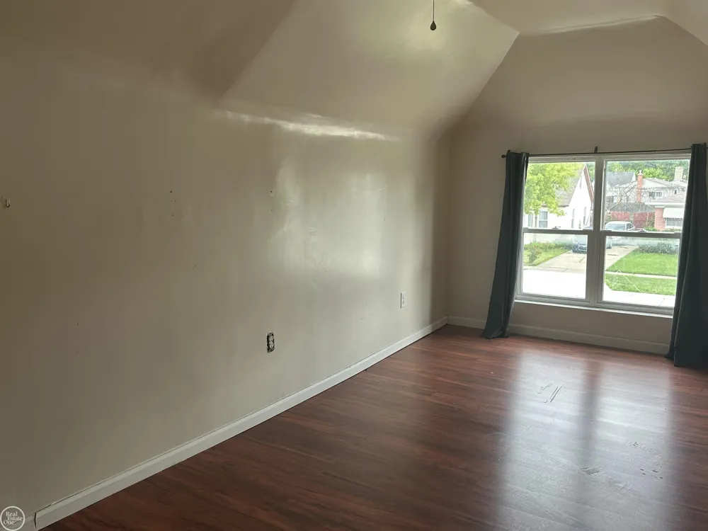 25143 Lawn Street Roseville City, MI 48066