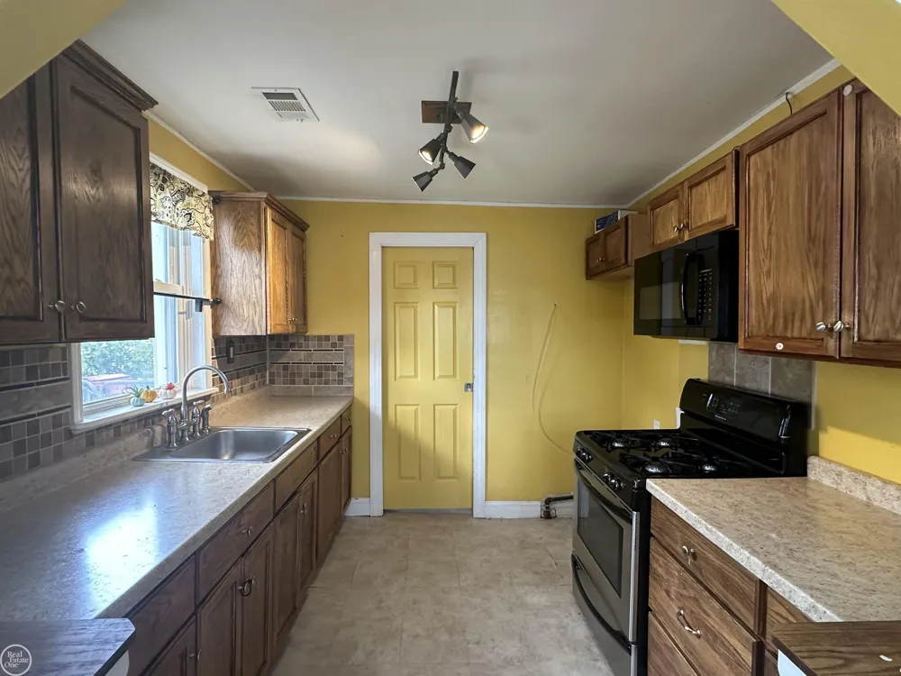 25143 Lawn Street Roseville City, MI 48066