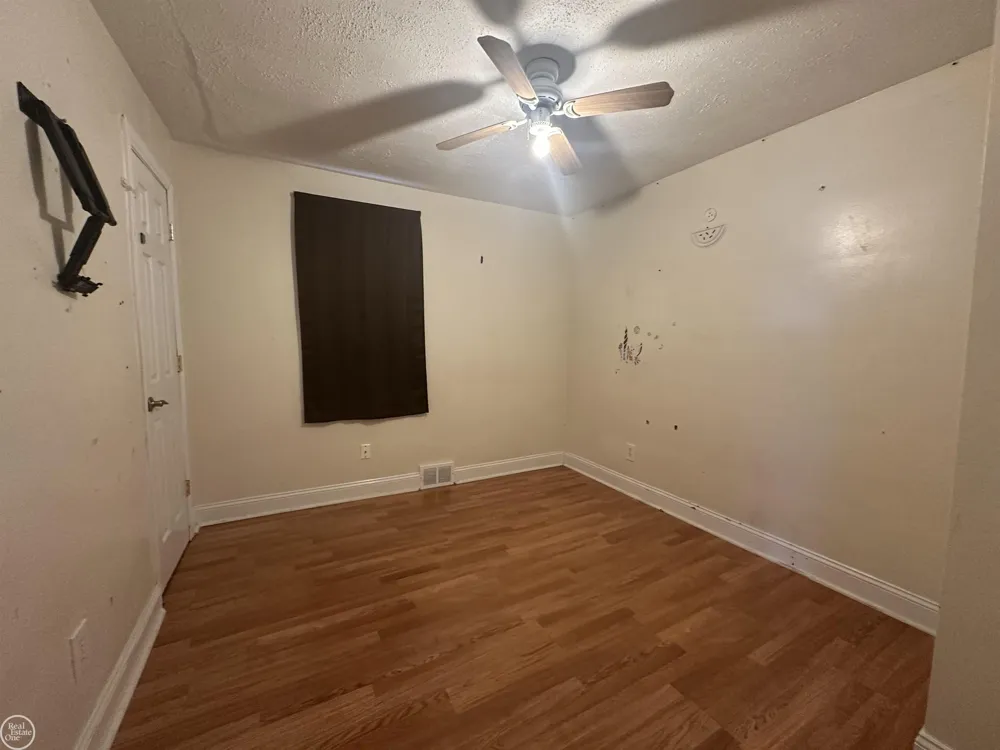 25143 Lawn Street Roseville City, MI 48066