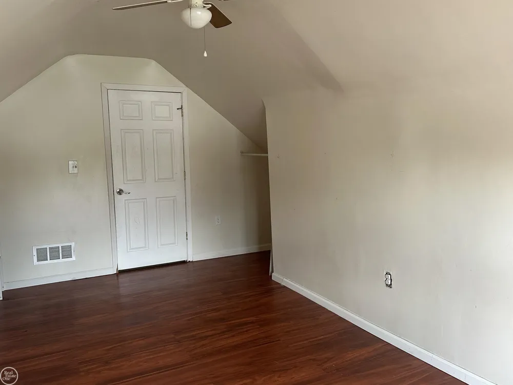 25143 Lawn Street Roseville City, MI 48066