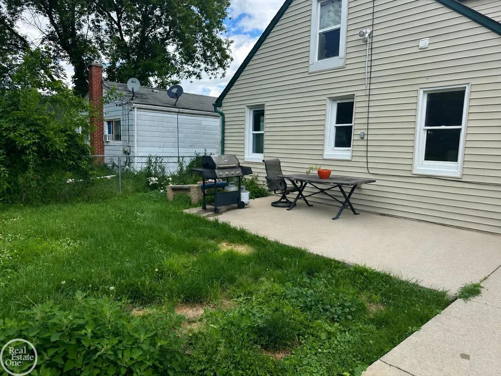 25143 Lawn Street Roseville City, MI 48066