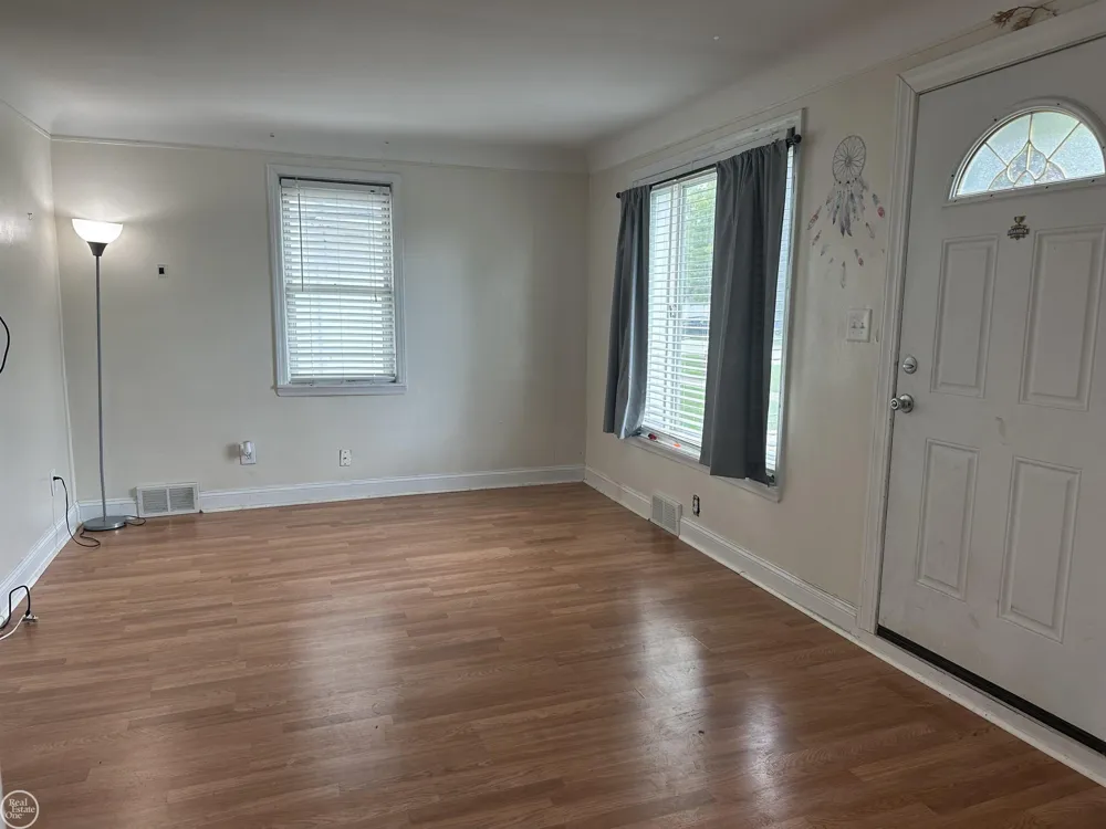 25143 Lawn Street Roseville City, MI 48066
