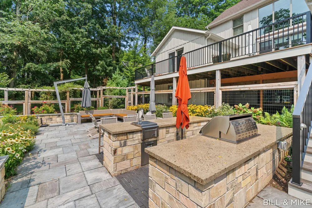 2840 Lake Breeze Drive Fennville, MI 49408