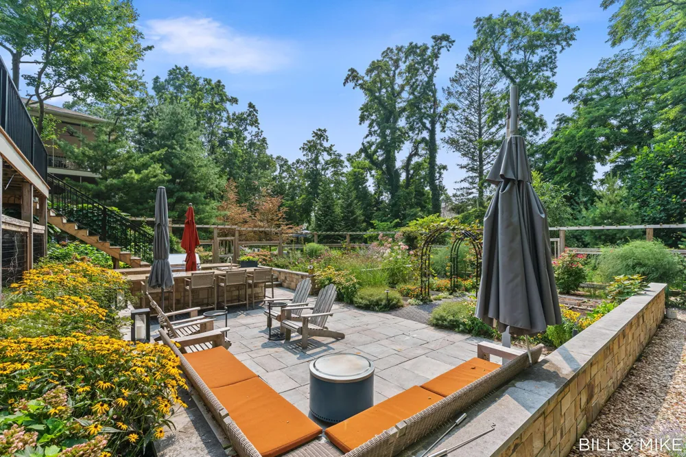 2840 Lake Breeze Drive Fennville, MI 49408