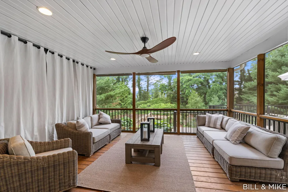 2840 Lake Breeze Drive Fennville, MI 49408