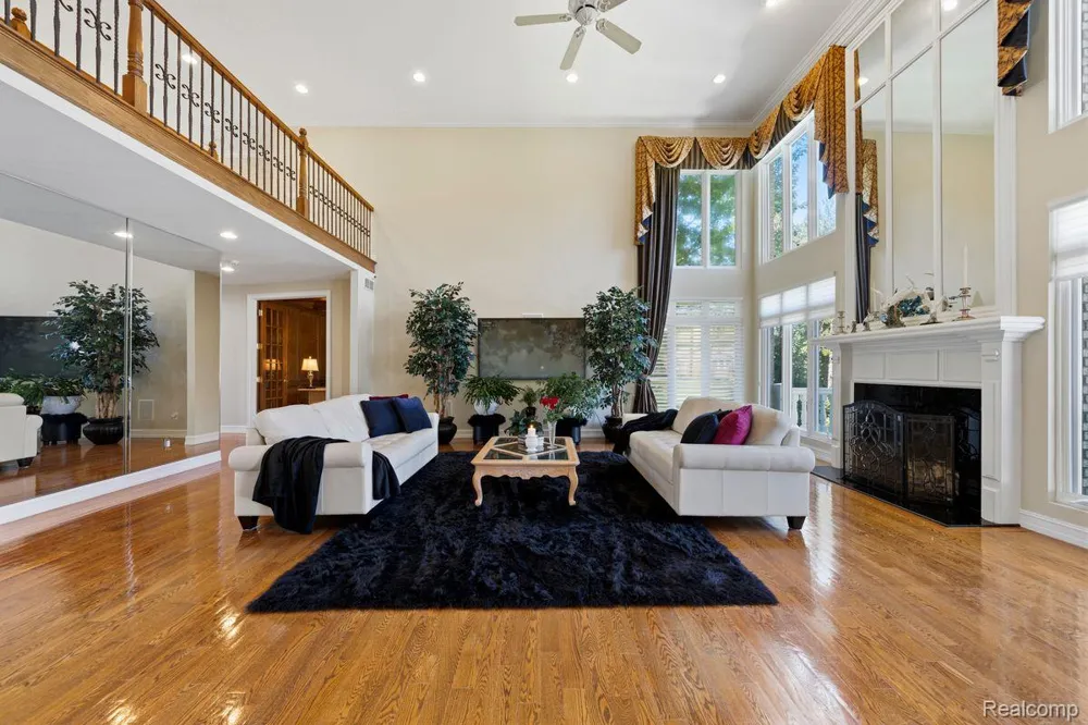 187 Greenan Lane Lake Orion Village, MI 48362