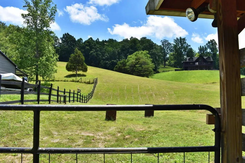 1319 Ideal Valley Road Spring City, TN 37381