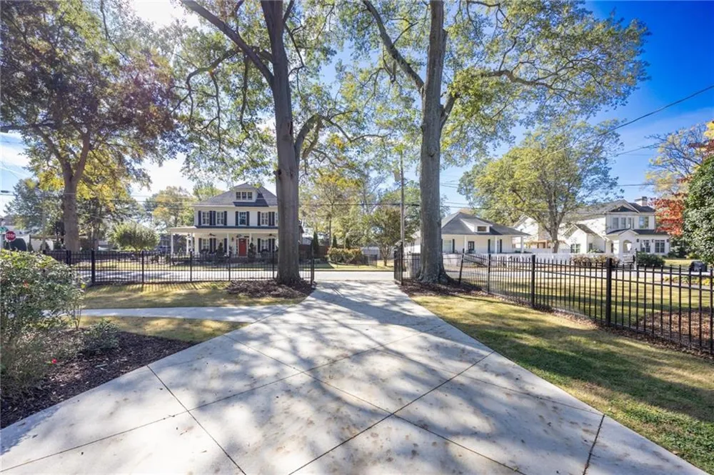 1585 MERCER College Park, GA 30337
