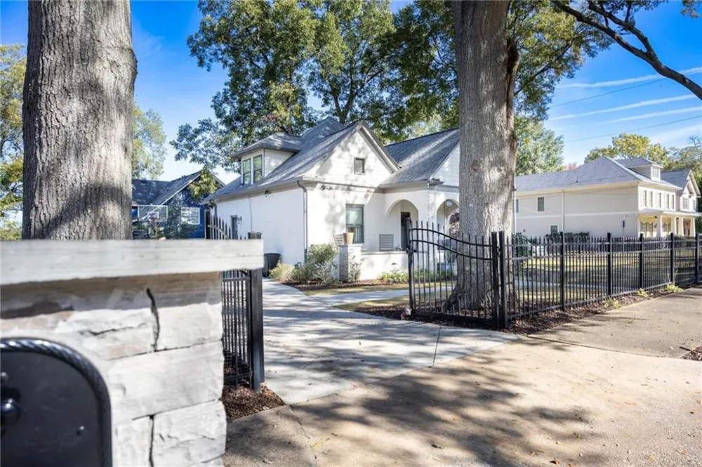 1585 MERCER College Park, GA 30337