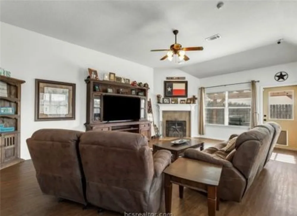 215 Boulder Drive Navasota, TX 77868