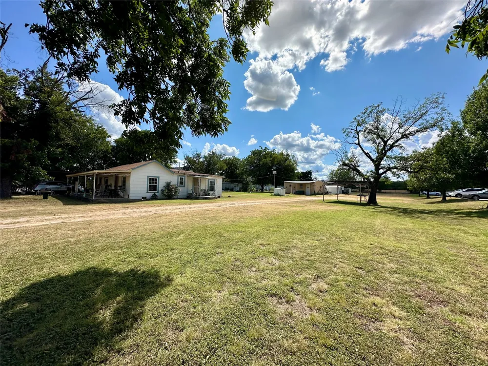 1307 S Austin Comanche, TX 76442