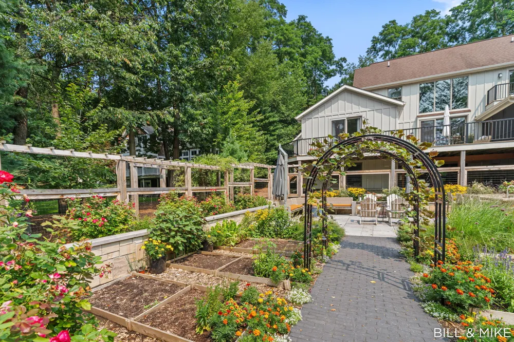 2840 Lake Breeze Drive Saugatuck Township, MI 49408