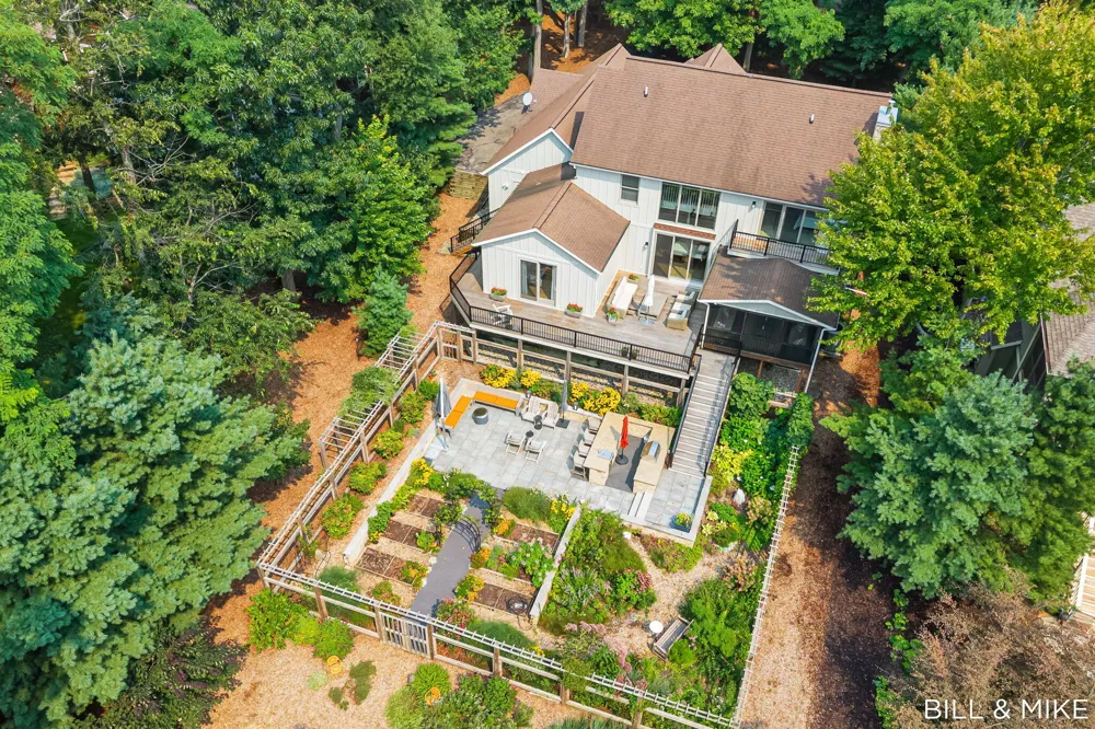 2840 Lake Breeze Drive Saugatuck Township, MI 49408