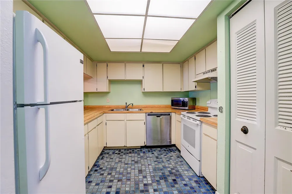 3708 GREENERY COURT #108 Tampa, FL 33618