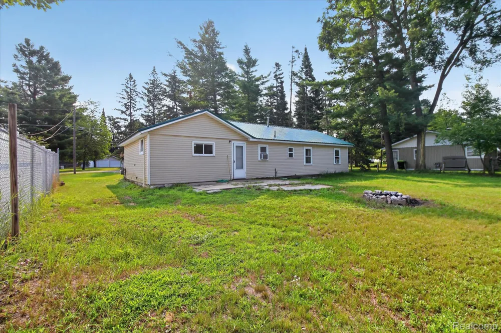 1895 Otsego Rd Road Roscommon Township, MI 48656
