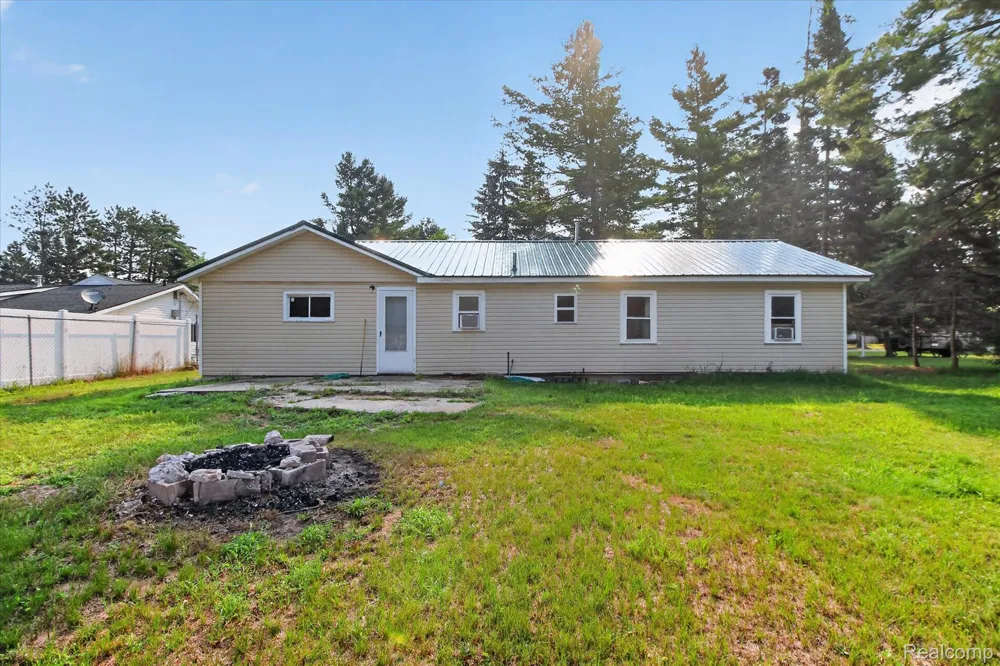 1895 Otsego Rd Road Roscommon Township, MI 48656