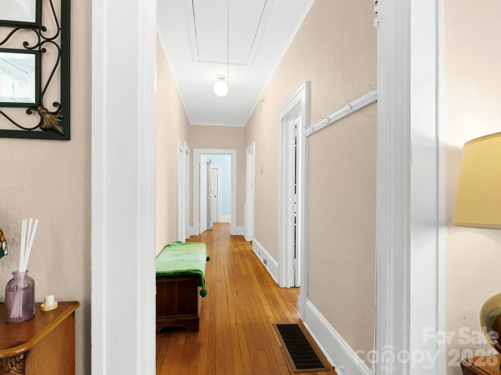 27 Warwick Road Asheville, NC 28803
