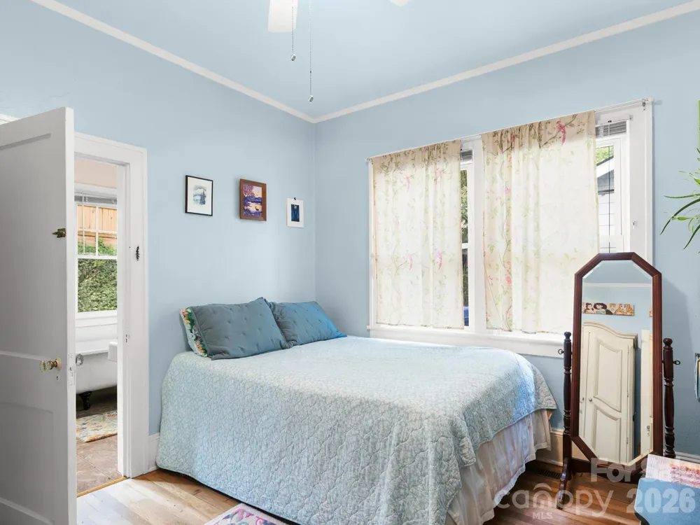 27 Warwick Road Asheville, NC 28803