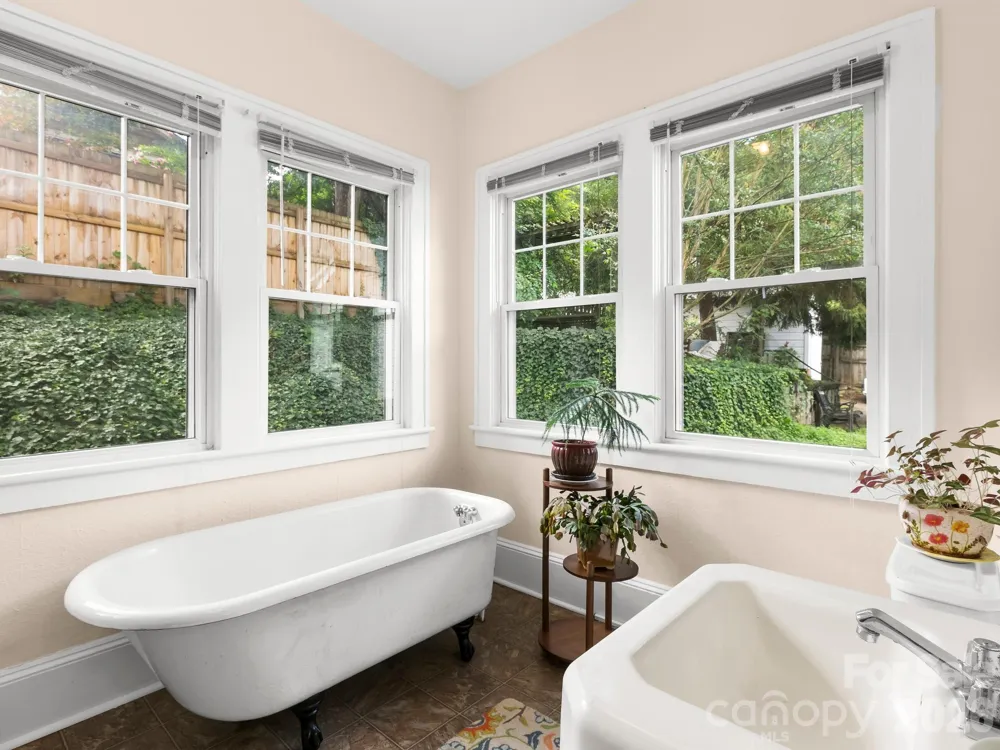 27 Warwick Road Asheville, NC 28803