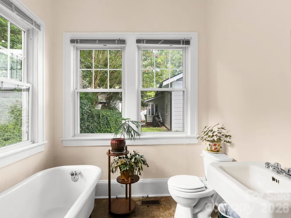 27 Warwick Road Asheville, NC 28803