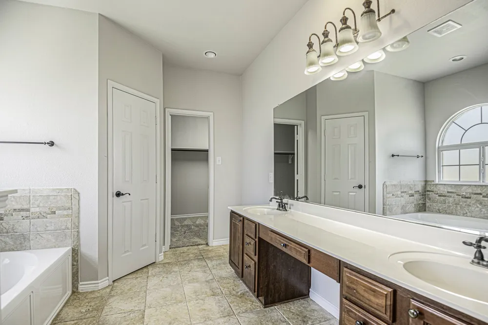 605 Port Royale Way Euless, TX 76039