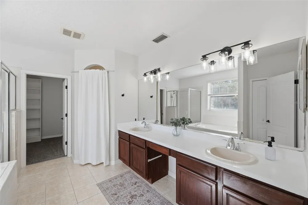 1542 MCCREA DRIVE Lutz, FL 33549
