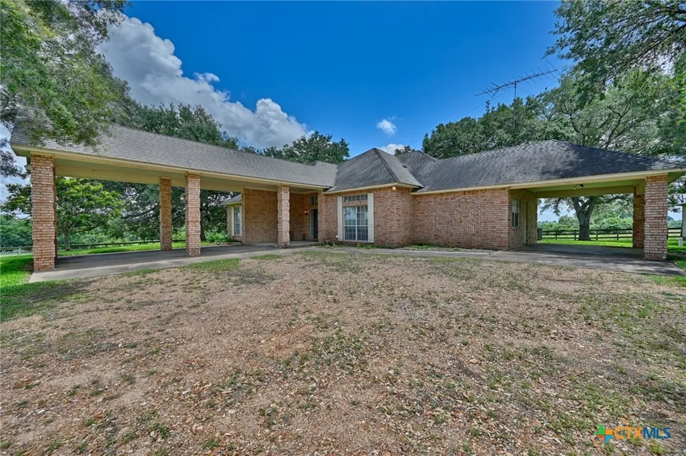 1552 Holub Road Schulenburg, TX 78956