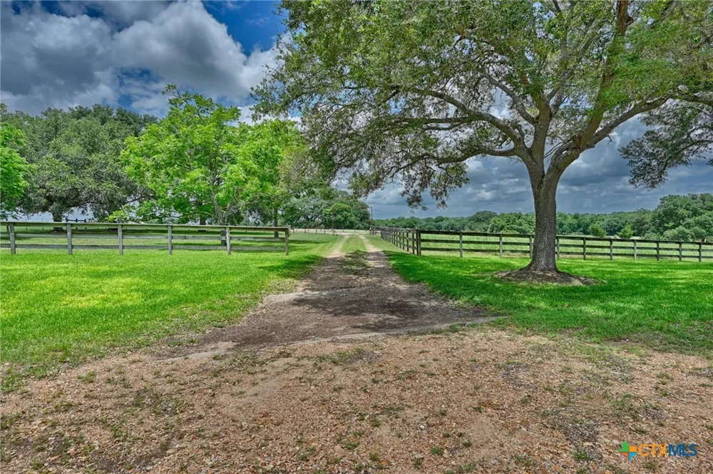 1552 Holub Road Schulenburg, TX 78956
