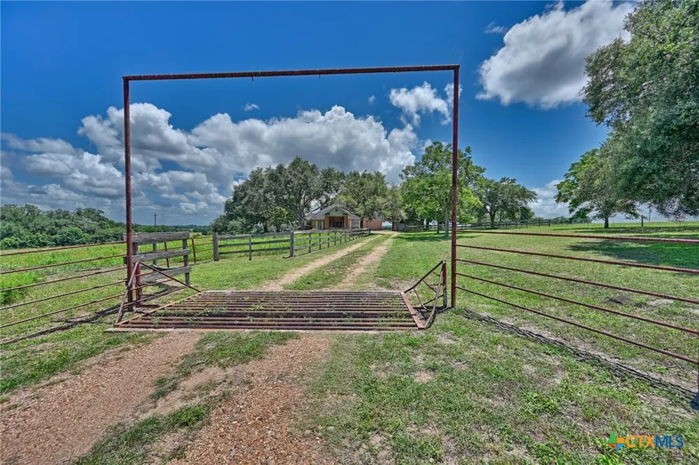 1552 Holub Road Schulenburg, TX 78956