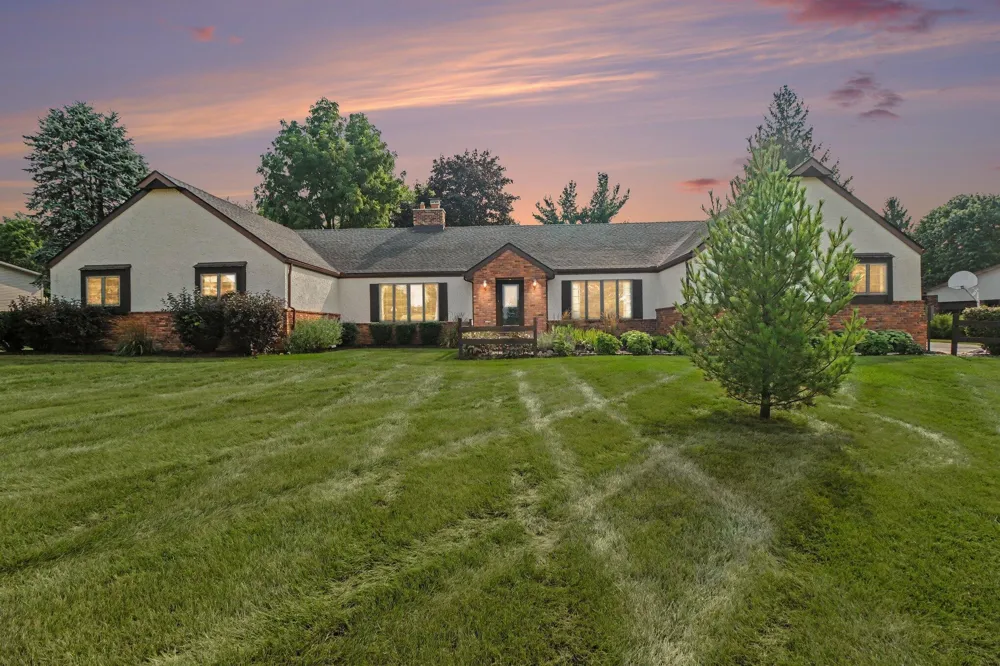 8569 Roundhill Court Saline, MI 48176