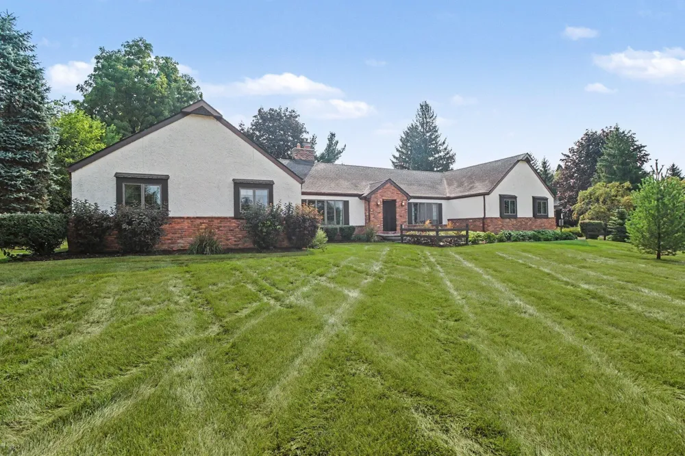 8569 Roundhill Court Saline, MI 48176