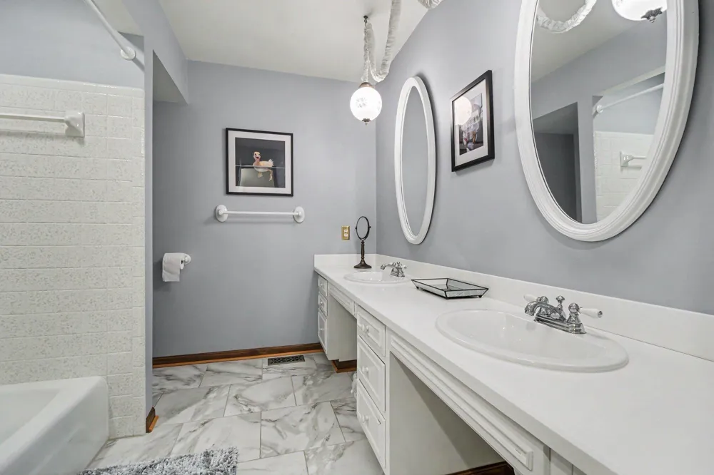 8569 Roundhill Court Saline, MI 48176