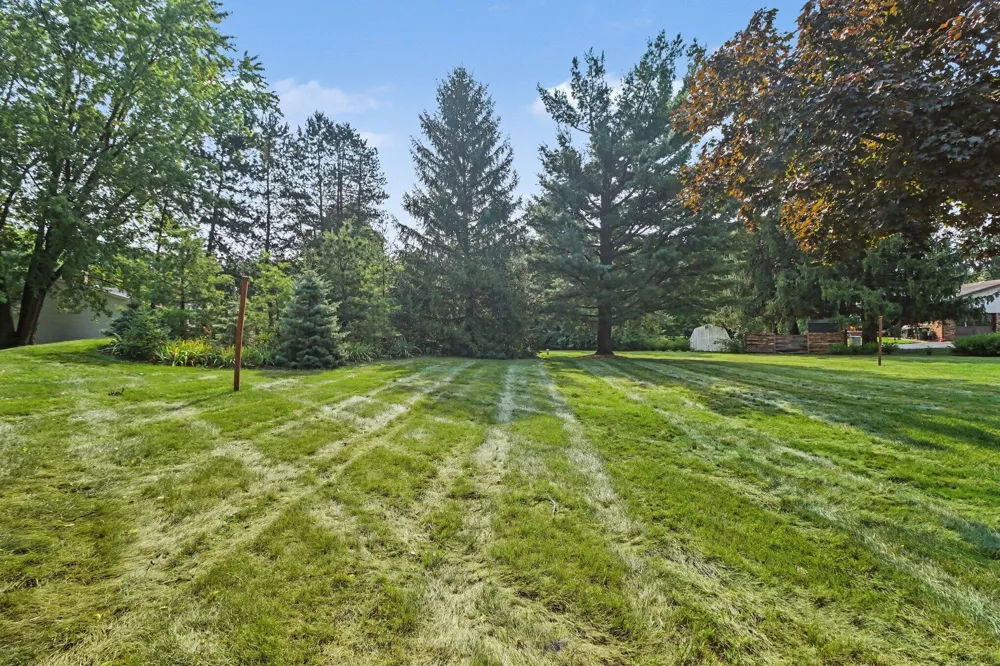 8569 Roundhill Court Saline, MI 48176