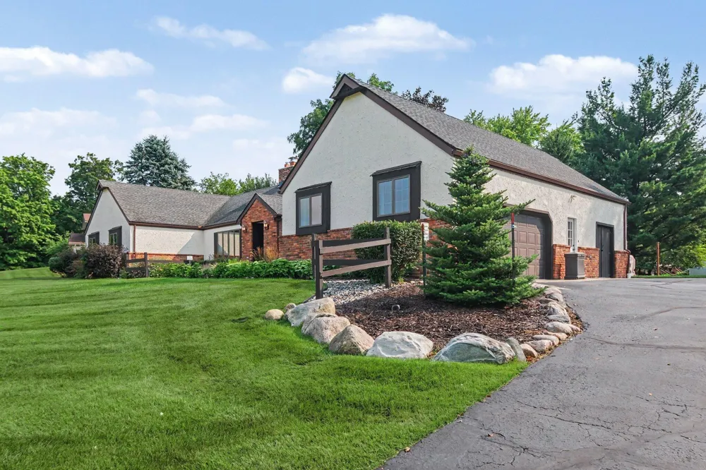 8569 Roundhill Court Saline, MI 48176